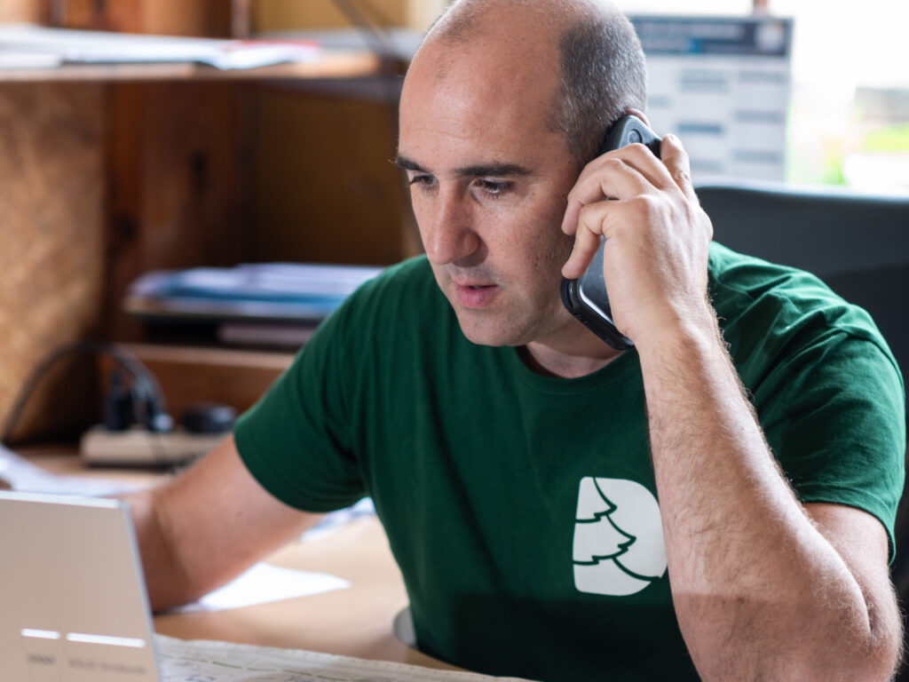 Gérant de Denoyelle Scierie au téléphone