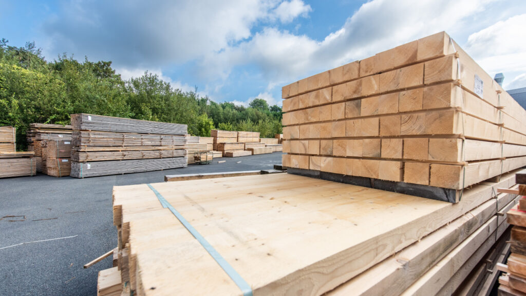 Stock de bois à l'extérieur prêt à être livré