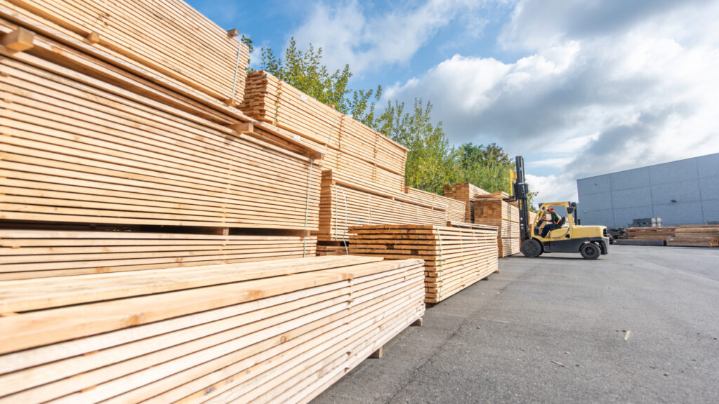 Stock de bois empilé à l'extérieur