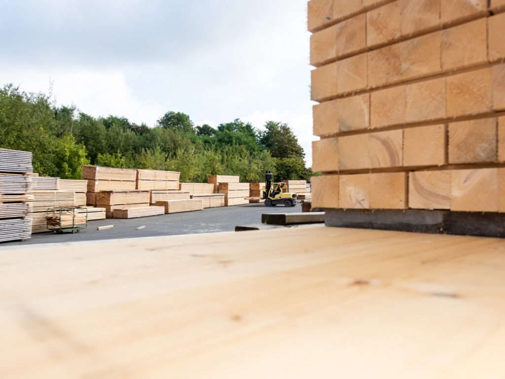 Stock de bois empilé à l'extérieur