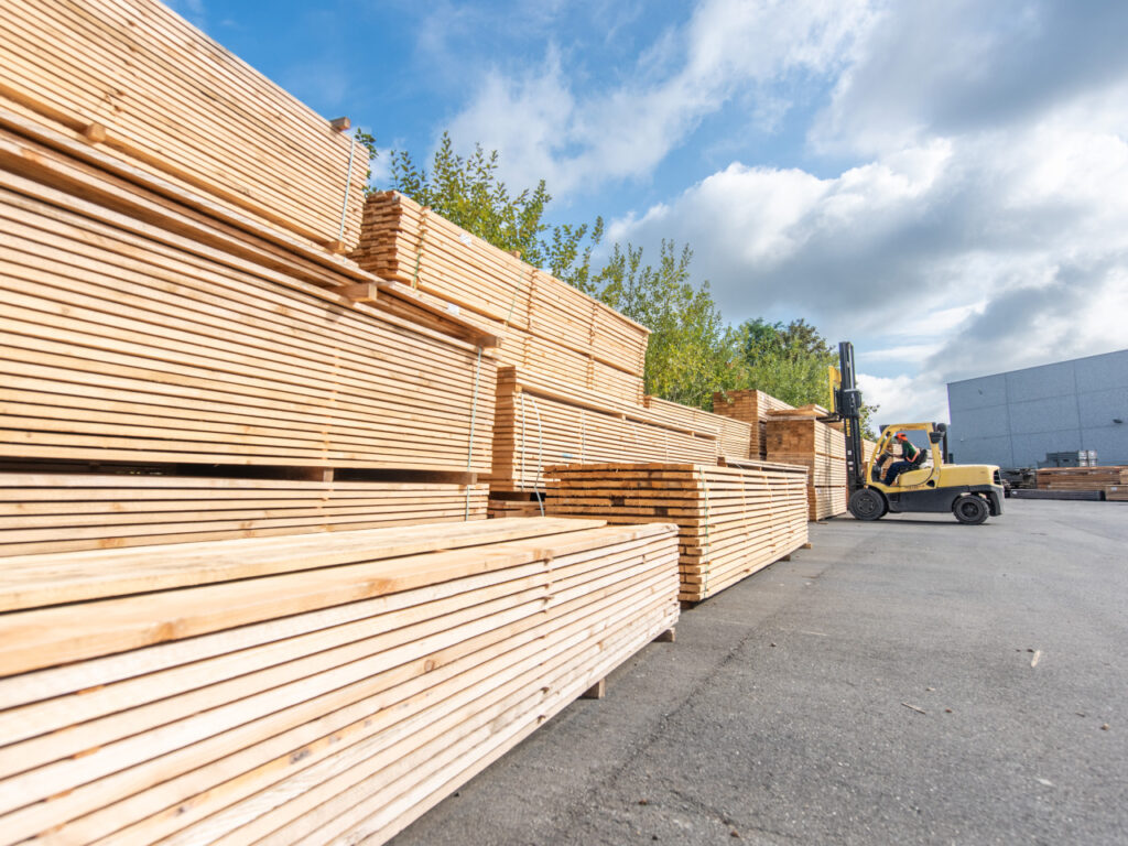 Stock de bois empilé à l'extérieur