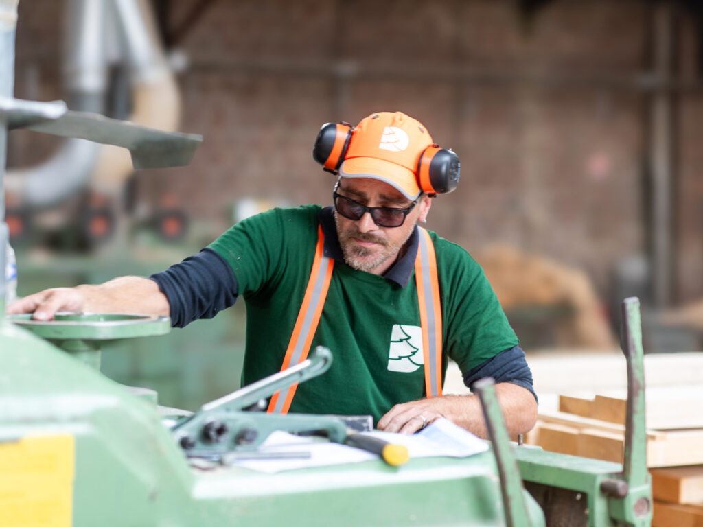 Employé travaillant sur une machine à bois